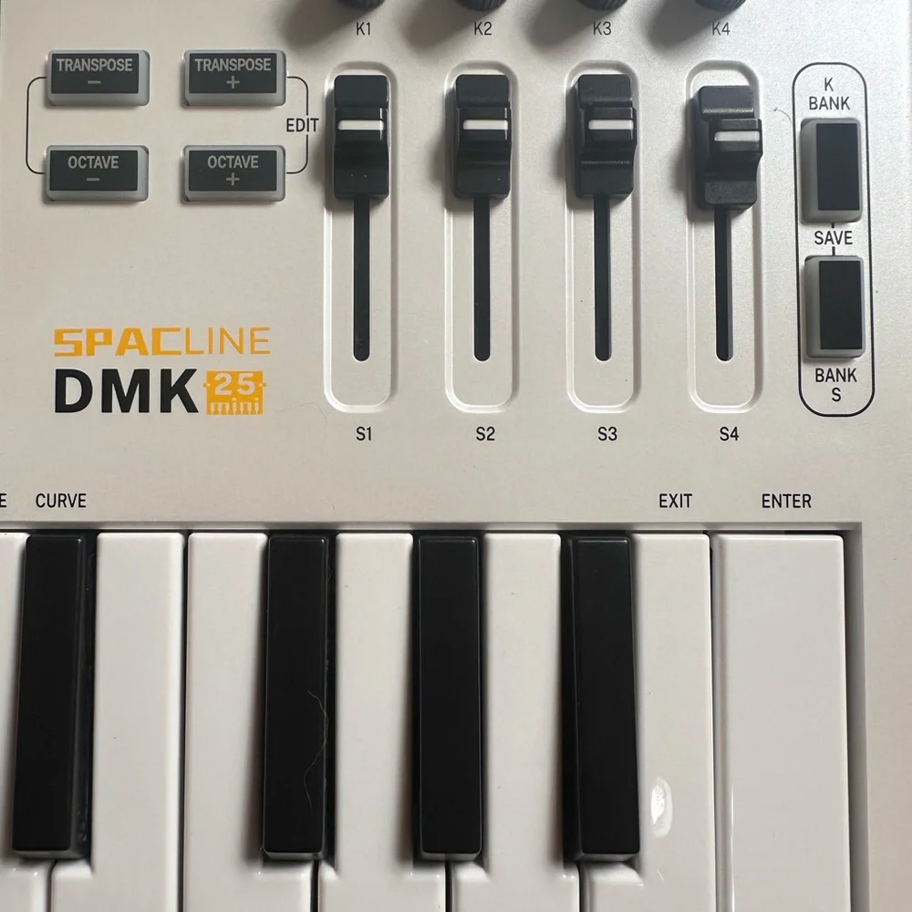 DMK-25 White MIDI Keyboard Controller